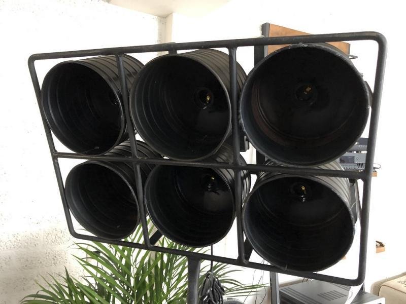 industriële lamp op statief, zwaar uitgevoerd metaal -kado. - Afbeelding 7