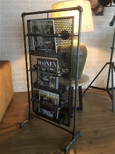 Tijdschriften-kranten-lectuur-standaard-kiosk-krantenbak