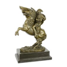Bronzen beeld van Napoleon die de Alpen trotseert