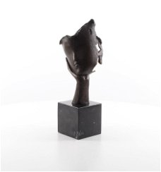 brons beeld van een hoofd rustend op een hand-handen