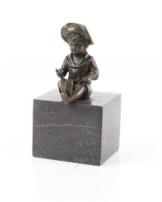 jongen -jongetje -brons beeld-sculptuur- zittend jongentje