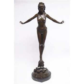 pikante dame-bronzen sculptuur vrouw in bikini -brons - 0