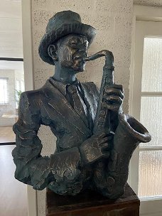 Prachtige torso van een jazz muzikant met saxofoon