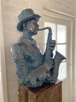 Prachtige torso van een jazz muzikant met saxofoon - 1