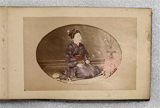 [Japan] Album met 24 foto's van Japanse Vrouwen c.1888 - 2