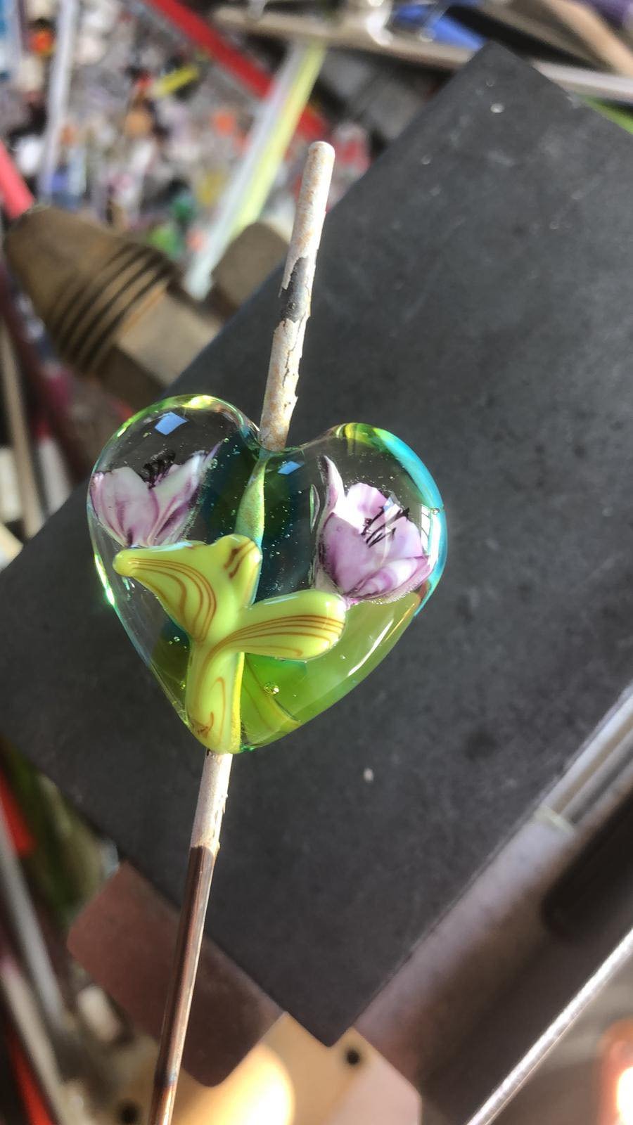 Handgemaakt hart van glas met paarse bloemen sleutelhanger. - Afbeelding 3