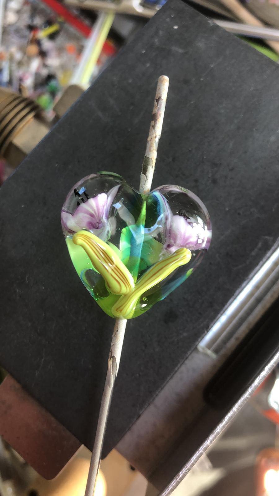 Handgemaakt hart van glas met paarse bloemen sleutelhanger. - Afbeelding 4