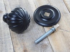 Deurknop van ijzer met wapenschild-deurknop zwart  vast