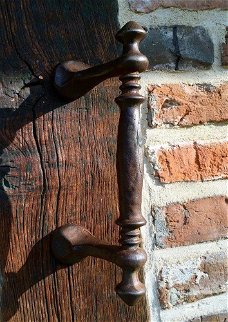 Handvat voor de antieke voordeur, deurgreep van ijzer.