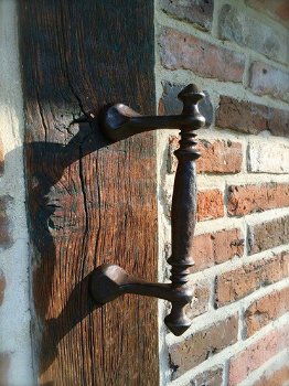 Handvat voor de antieke voordeur, deurgreep van ijzer. - 1