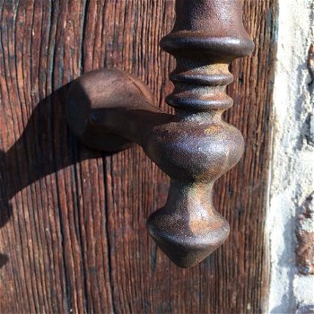 Handvat voor de antieke voordeur, deurgreep van ijzer. - 4
