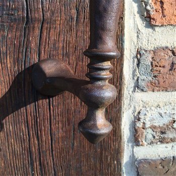 Handvat voor de antieke voordeur, deurgreep van ijzer. - 5