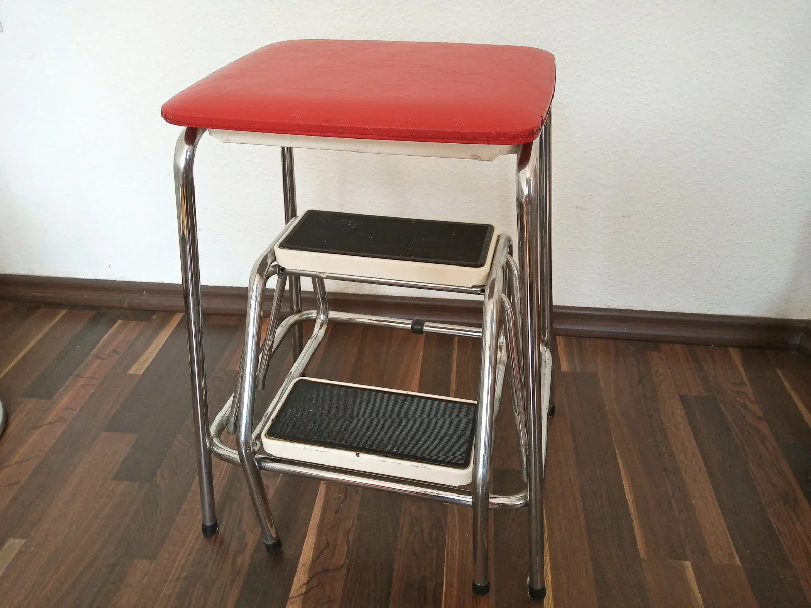 vintage trapje met rode zitting en chromen poten - nr. 1