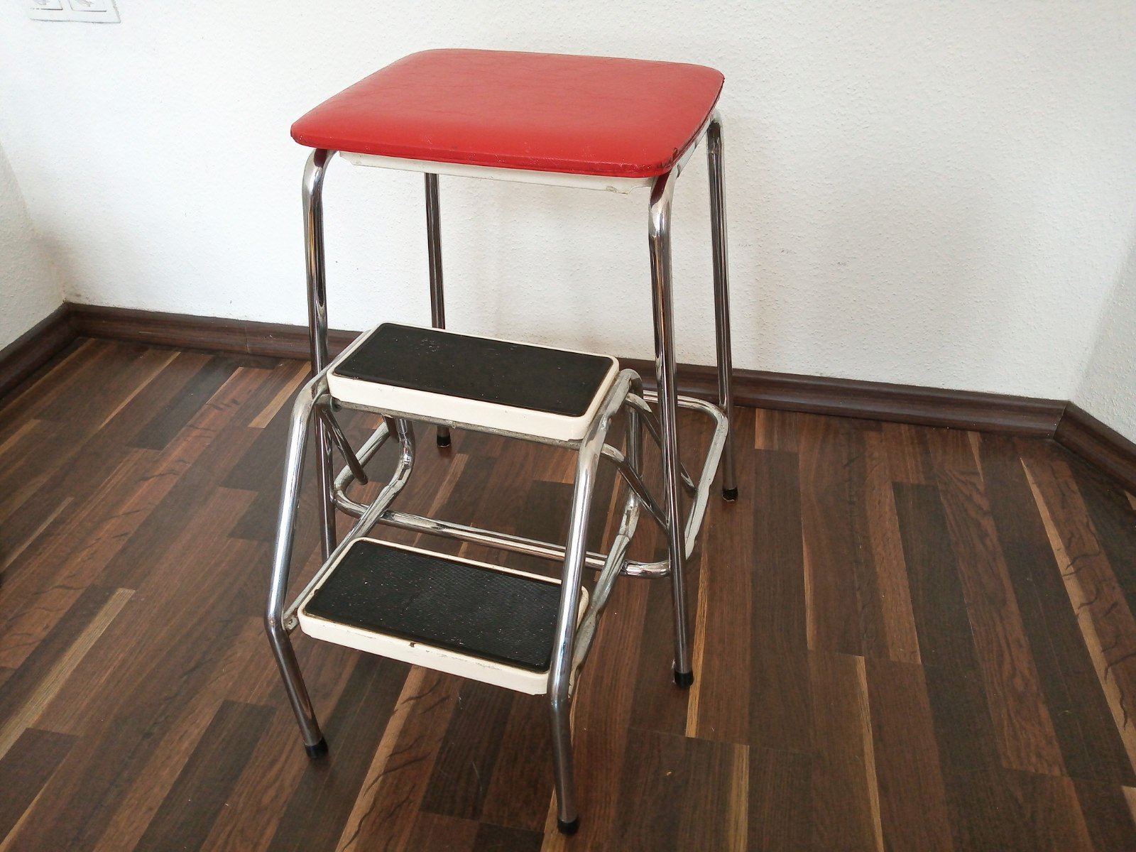 vintage trapje met rode zitting en chromen poten - Afbeelding 2
