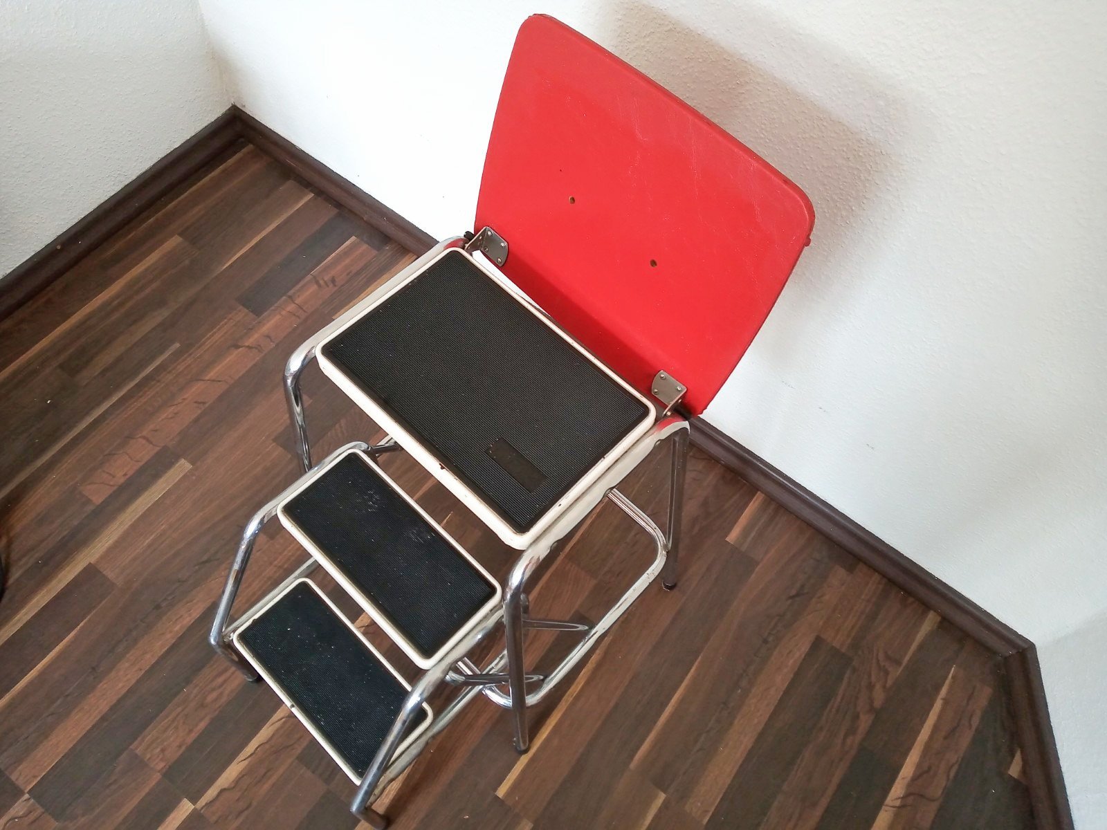 vintage trapje met rode zitting en chromen poten - Afbeelding 3