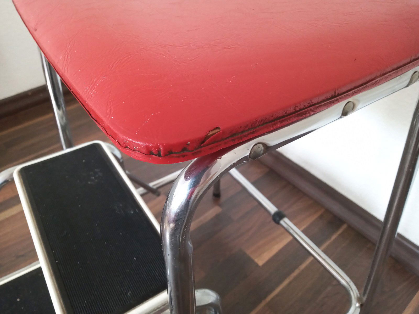 vintage trapje met rode zitting en chromen poten - Afbeelding 4