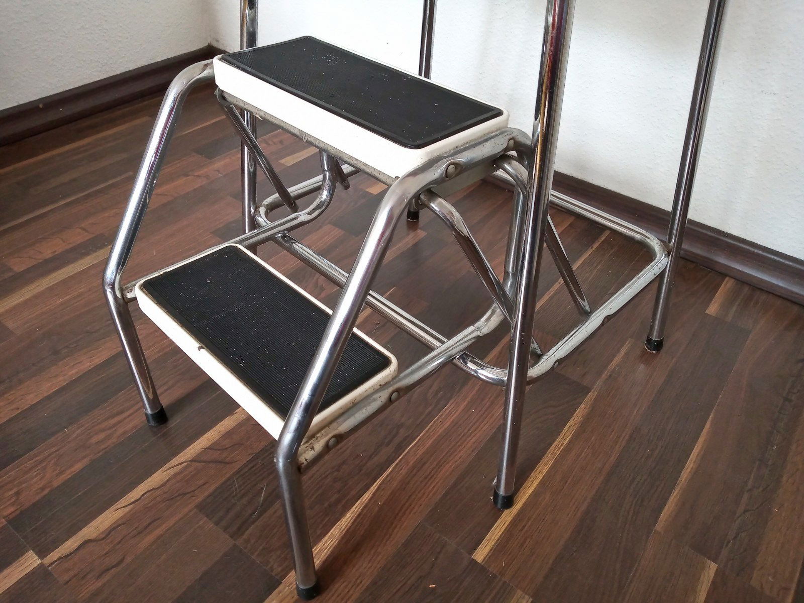 vintage trapje met rode zitting en chromen poten - Afbeelding 5