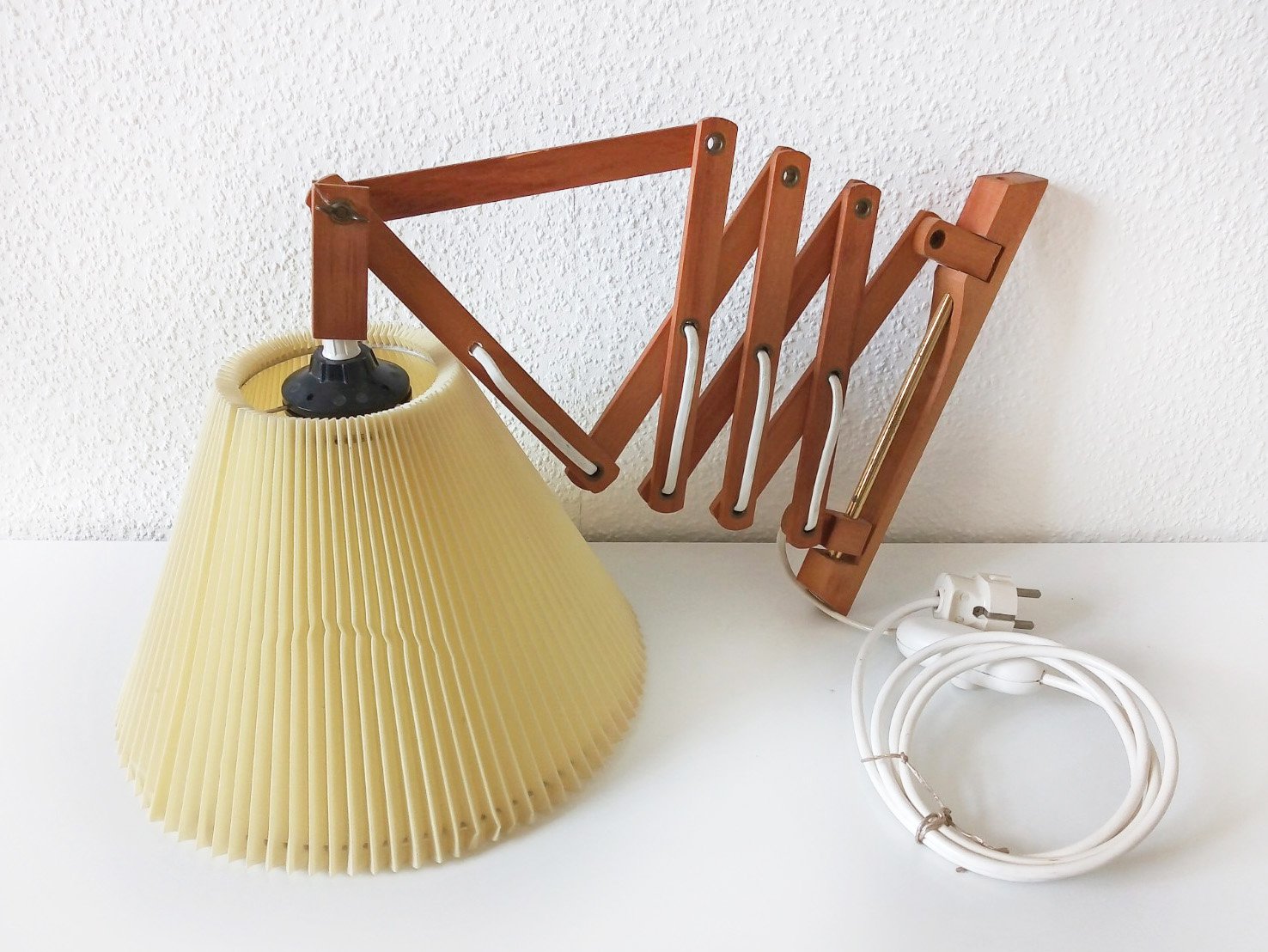 leuke vintage lamp met scharnierarm van hout - nr. 1