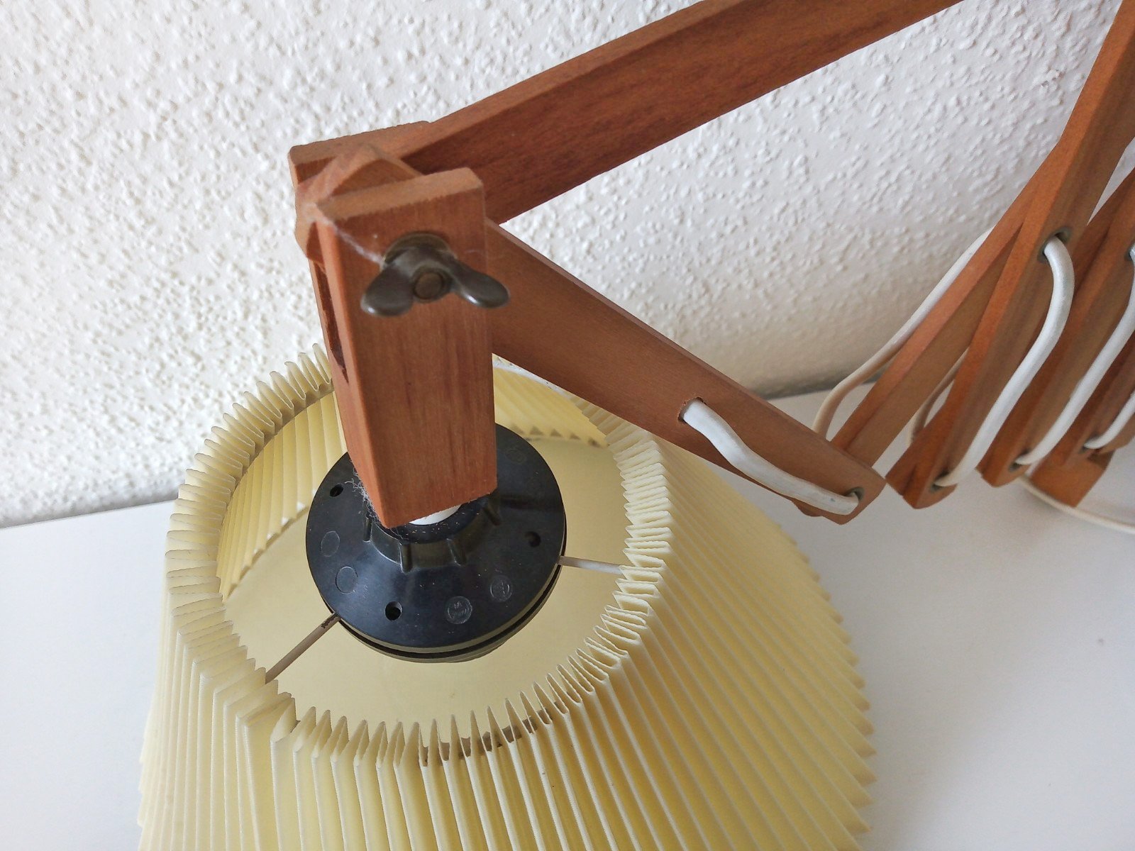 leuke vintage lamp met scharnierarm van hout - Afbeelding 2