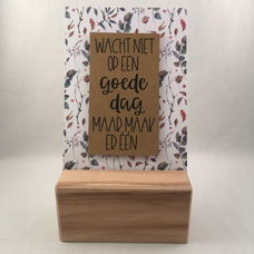 complete decoratie set; quote kaart & houten standaard Wacht niet..