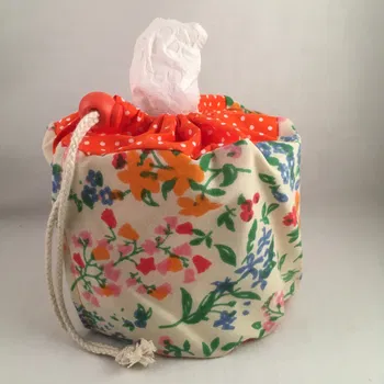 Toiletrolhouder voor camping of festival thema; retro print in oranje - 0