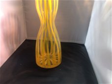Glazen vaas met geel motief