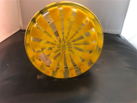 Glazen vaas met geel motief - 1