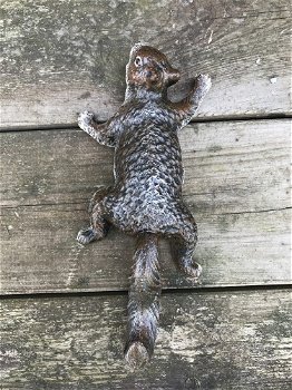 Een klimmende eekhoorn, gemaakt van gietijzer, wanddecoratie - 0