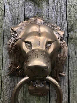 Een leeuwenkop, aluminium-messing kleur, als deurklopper - 1