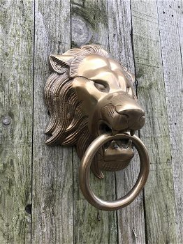 Een leeuwenkop, aluminium-messing kleur, als deurklopper - 2