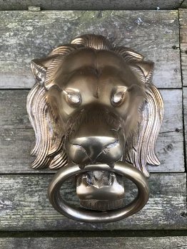 Een leeuwenkop, aluminium-messing kleur, als deurklopper - 4