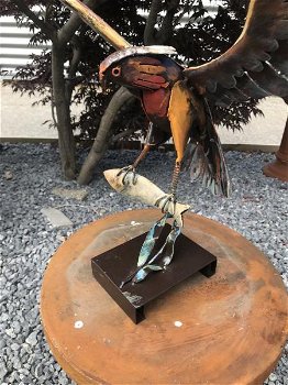 Een metalen kunstwerk-adelaar-vis vangt IRON EAGLE - 0