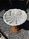 Een mooi vogelbad in de vorm van een schelp, vol steen - 0 - Thumbnail