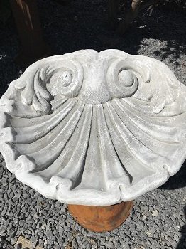Een mooi vogelbad in de vorm van een schelp, vol steen - 3