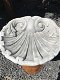 Een mooi vogelbad in de vorm van een schelp, vol steen - 3 - Thumbnail