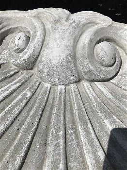 Een mooi vogelbad in de vorm van een schelp, vol steen - 4