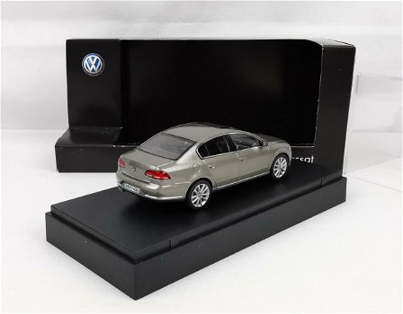 1:43 Schuco MOD14661 VW Passat berline B7 2010-2014 parelbruin metallic - 1