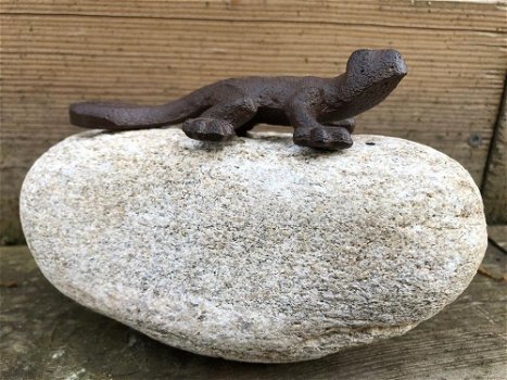 Metalen salamander op kei, leuke decoratie, salamander - 0