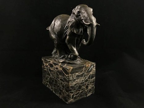 Een beeld van een olifant, bronzen beeld, prachtige olifant - 2