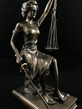 Een beeld van Vrouwe Justitia, zittend, brons-look-kado - 0