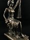 Een beeld van Vrouwe Justitia, zittend, brons-look-kado - 0 - Thumbnail