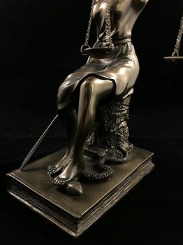 Een beeld van Vrouwe Justitia, zittend, brons-look-kado - 1