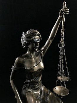 Een beeld van Vrouwe Justitia, zittend, brons-look-kado - 2