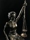 Een beeld van Vrouwe Justitia, zittend, brons-look-kado - 2 - Thumbnail