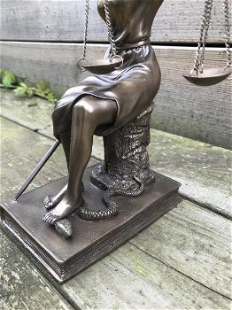 Een beeld van Vrouwe Justitia, zittend, brons-look-kado - 4