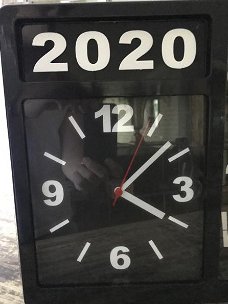 Een ByBoo klok met jaar-datum en tijd- kan staan ofhangen