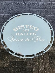 Een decoratieve tafel, Franse stijl, Bistro.