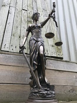 Een groot beeld van Vrouwe Justitia, brons-look,kado - 0