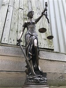 Een groot beeld van Vrouwe Justitia, brons-look,kado