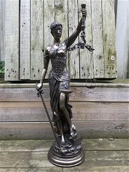 Een groot beeld van Vrouwe Justitia, brons-look,kado - 1